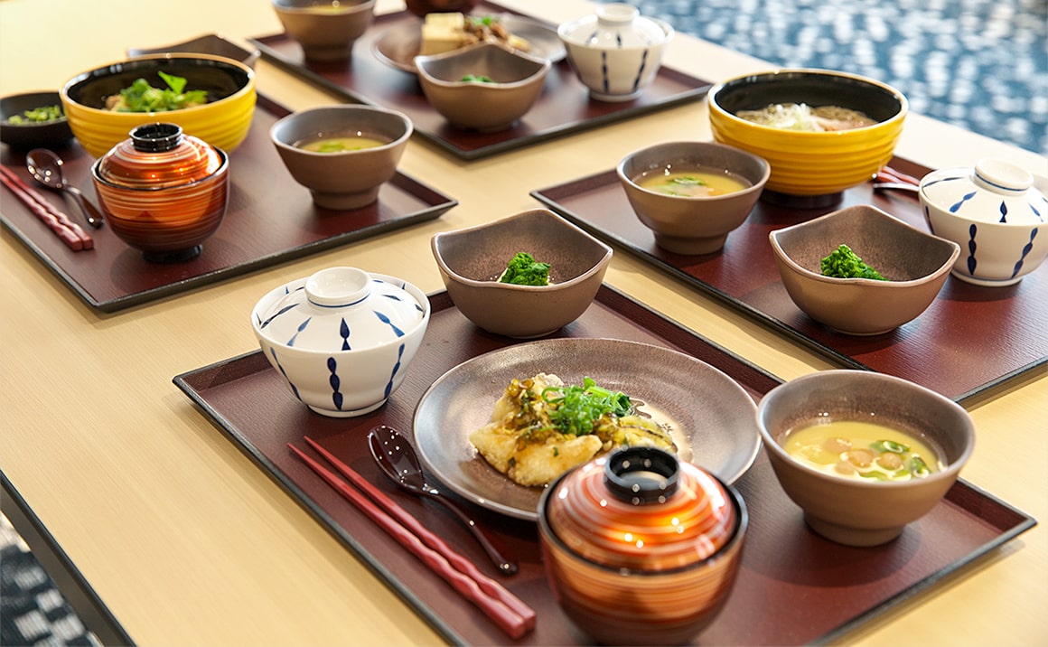 介護施設の食堂で提供される和食中心の栄養バランスの取れた食事