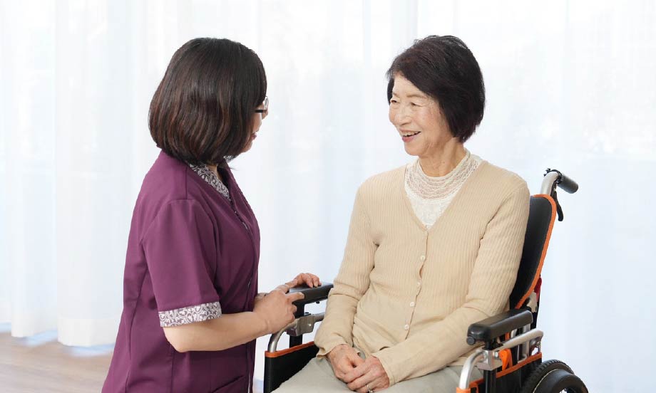 入居者と会話する看護師